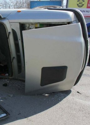 Din cauza vitezei, s-a răsturnat cu maşina şi a murit